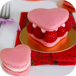 Розовое пирожное в виде сердца с малиной на блюдце картинка смайлик
