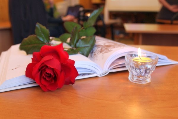 21 марта Всемирный день поэзии! Роза, сборник и свеча