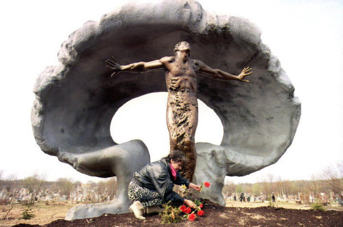 Памятник 28 ликвидаторам аварии на Чернобыльской АЭС