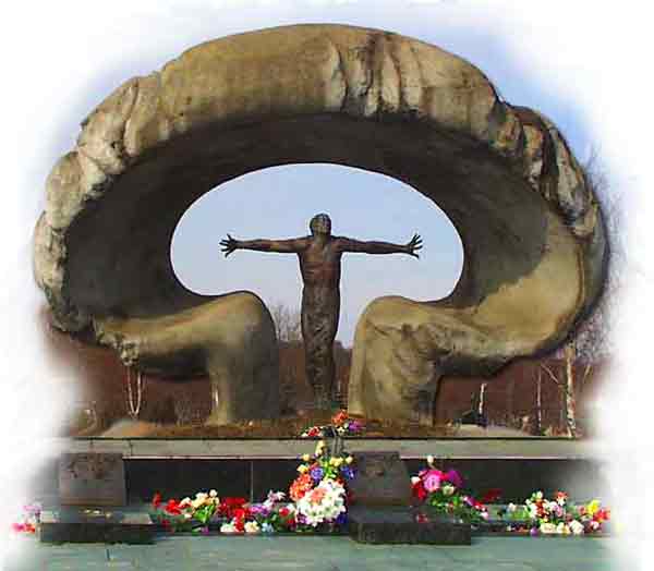 Памятник 28 ликвидаторам аварии на Чернобыльской АЭС. Пом...