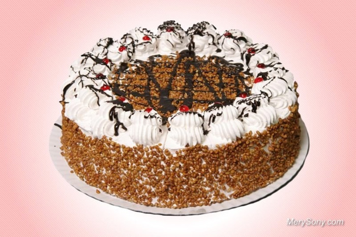 Аппетитный торт бело-коричневый.  Международный день торта!