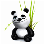 Панда сидит рядом с зеленым бамбуком и жует травинку