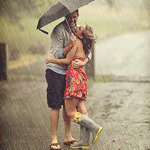 Пара стоит под зонтом под проливным дождем
