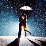 Пара целуется под дождем