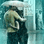 Пара с зонтиком под дождем